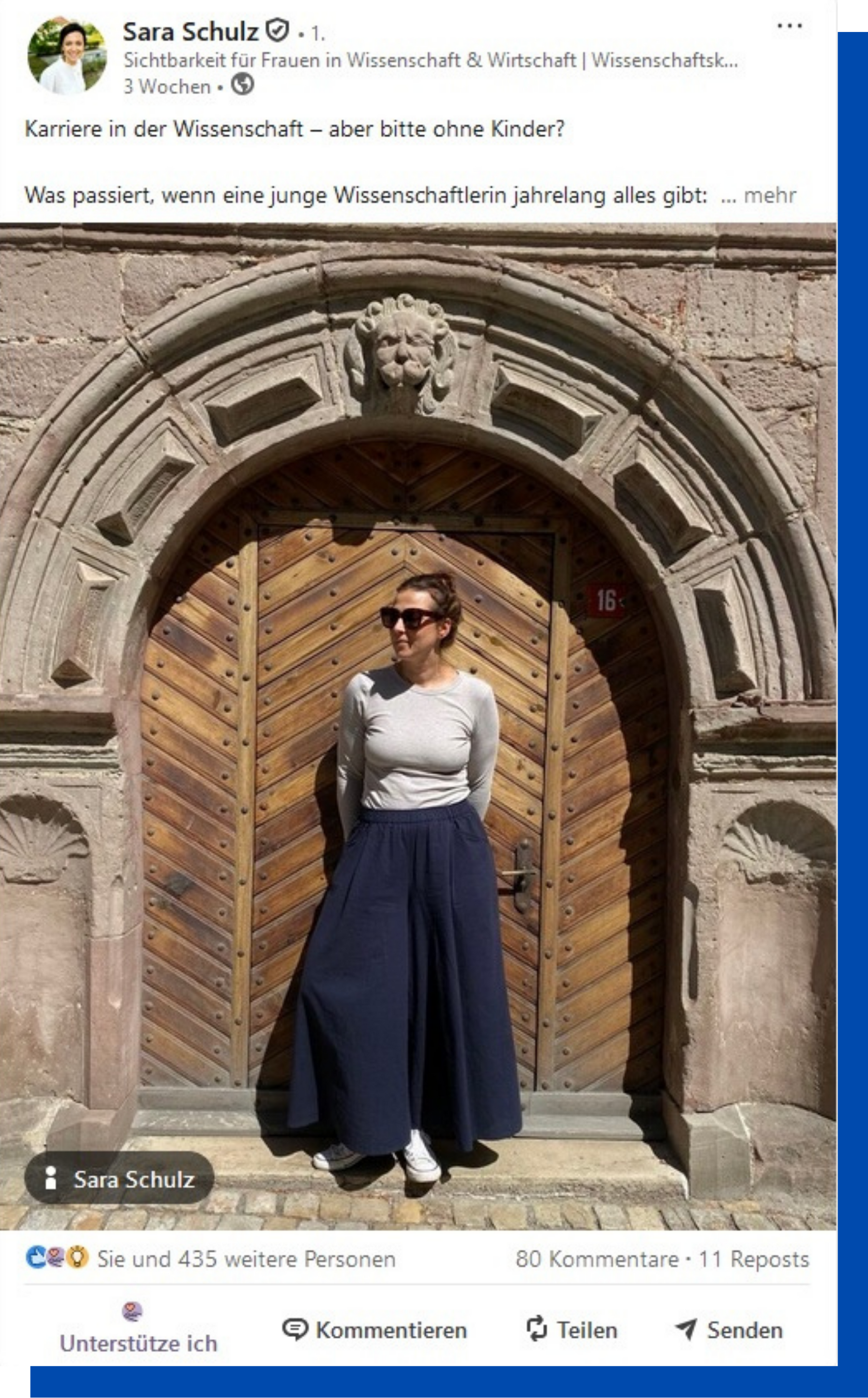 Frau mit Sonnenbrille steht vor alter Holztür mit Steinbogen.